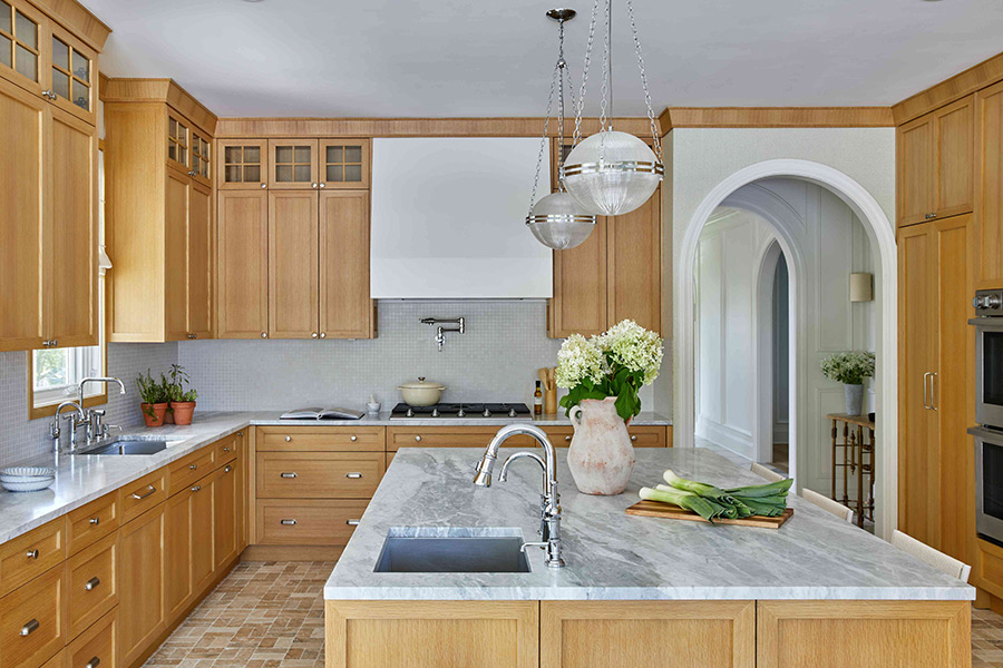 Tủ bếp gỗ tự nhiên với đá Marble